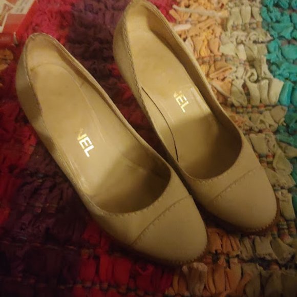 CHANEL BEIGE CLOSED TOED WEDGES size 5 - Picture 4 of 4